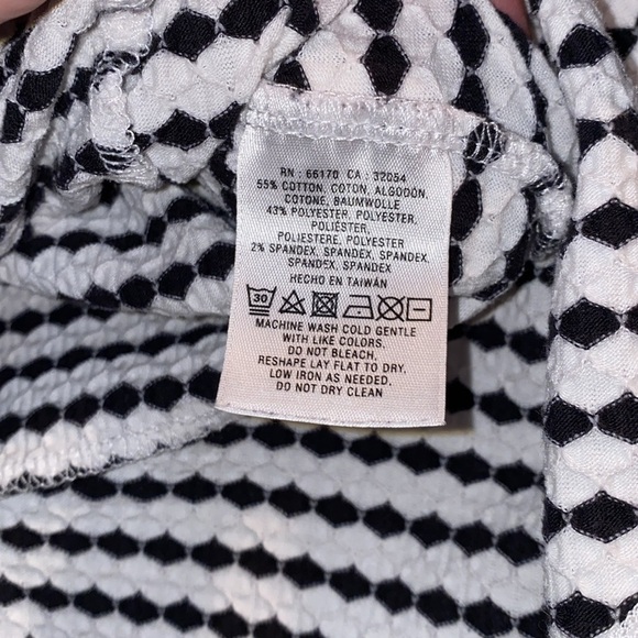 Anthropologie Black/White peplum short-sleeve top. Size Large - Picture 6 of 6